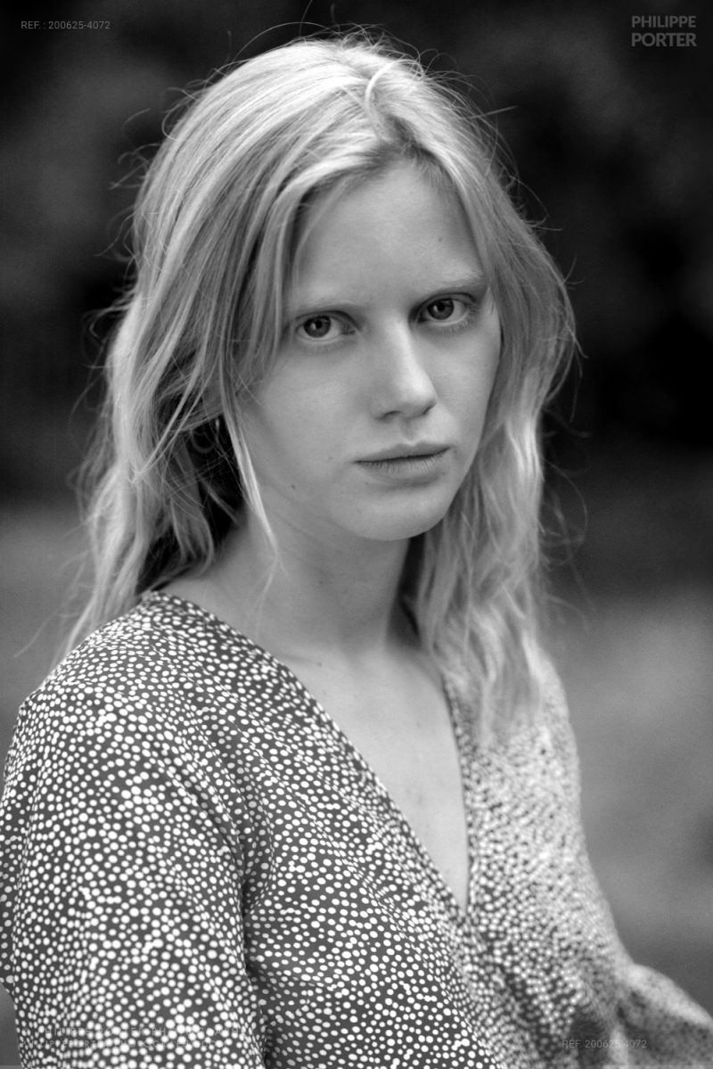Lucy Bateau Chatou Juin 2020 casual summer outfits Short skirts, light dresses by Philippe Porter photographe paris geneva portraits, fashion look books, communication